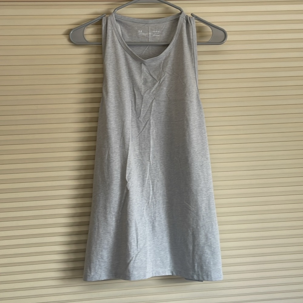 UNDER ARMOUR grey workout tank